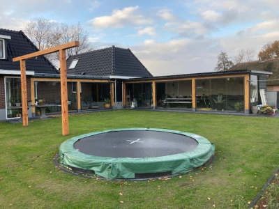 Tuinkamer met schuifbare delen van glas